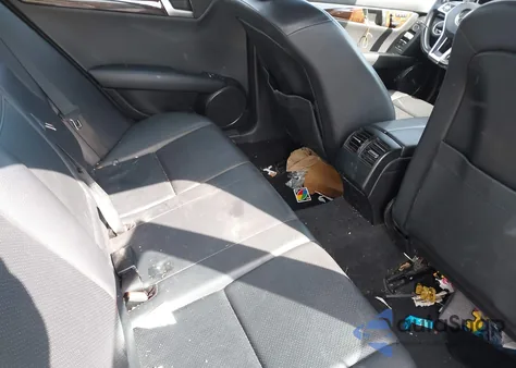 2012 Mercedes-Benz C 300 Luxury 4Matic/Sport 4Matic z USA, uszkodzony, nr VIN WDDGF8BB7CR201054